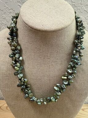 Fashion Jewelry Iridescent Olive-Green Freshwater Pearl Necklace